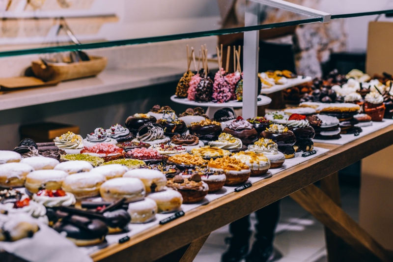 vitrine-RIGAUD-min_shop_dessert_pastry_bakery_counter-184398